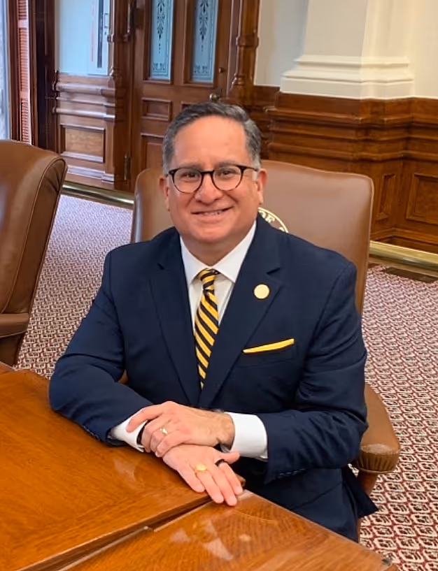 Larry Gonzales, Founder & President, Desk 138